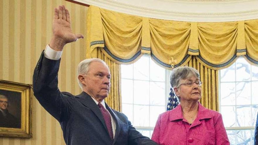 Sessions jura el cargo de fiscal general en presencia de su esposa, Mary Blackshear, en el Despacho Oval de la Casa Blanca. // Efe