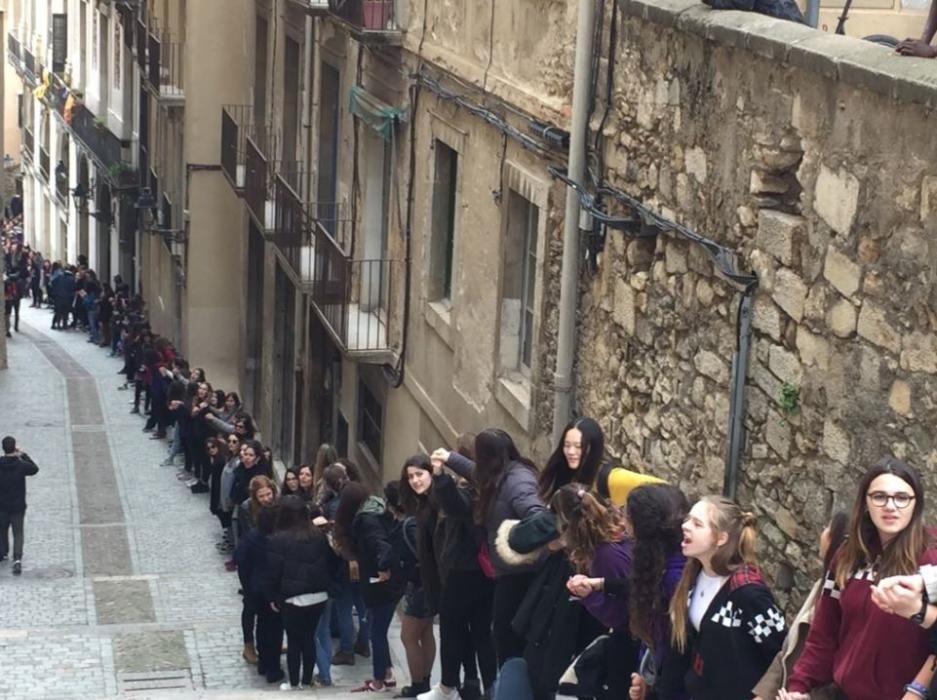 Cadena humana a Girona amb motiu de la vaga feminista