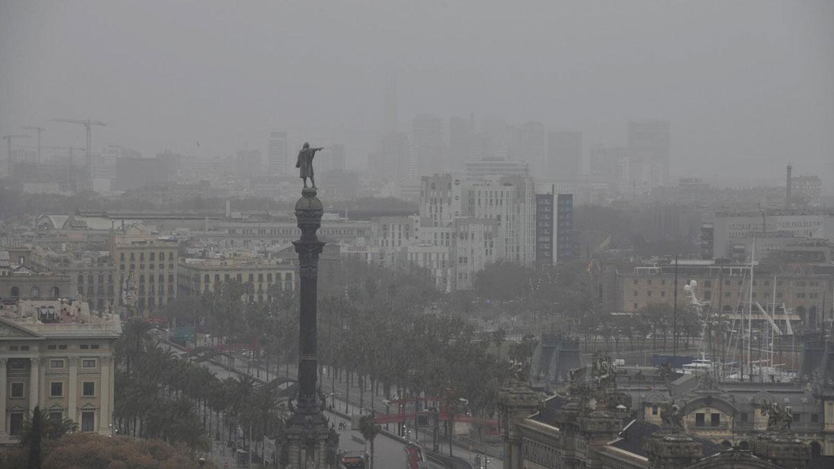 Vista de Barcelona desde Montjuïc en un día de episodio de polvo sahariano.