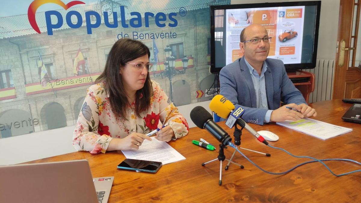 Beatriz Asensio, portavoz del PP en Benavente, y el concejal José Manuel Salvador. | E. P.