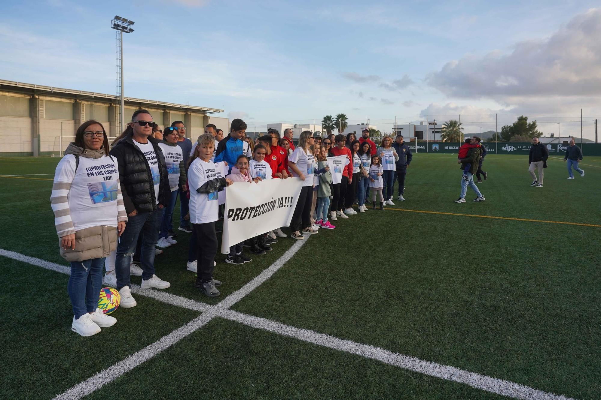 Las imágenes de la nueva protesta para exigir protecciones en los muros de los campos de fútbol de Ibiza