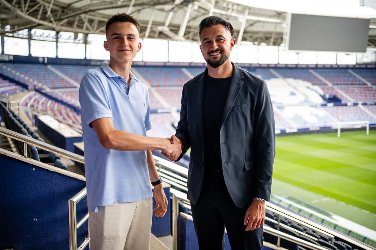 Ihor Galdin, renovado con el Levante UD, posando con Héctor Rodas