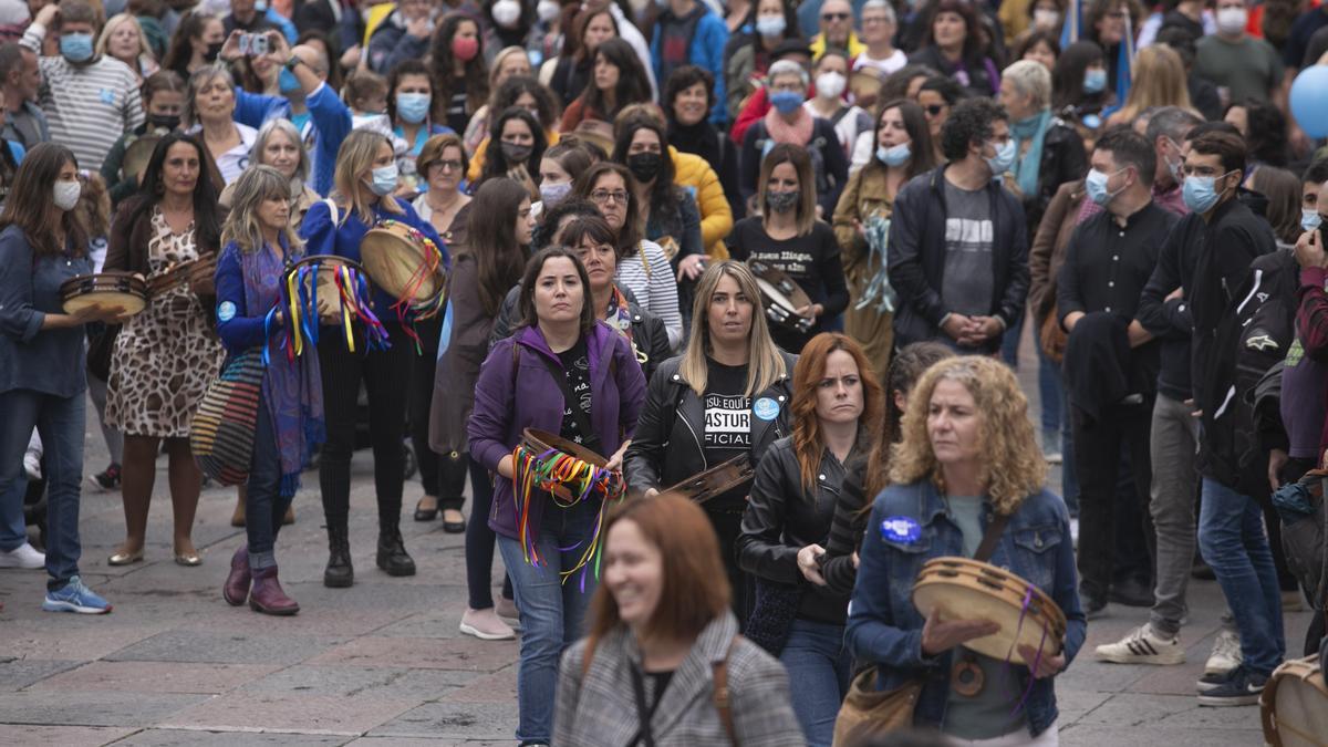 Los partidarios de la cooficialidad del asturiano se manifiestan en Oviedo