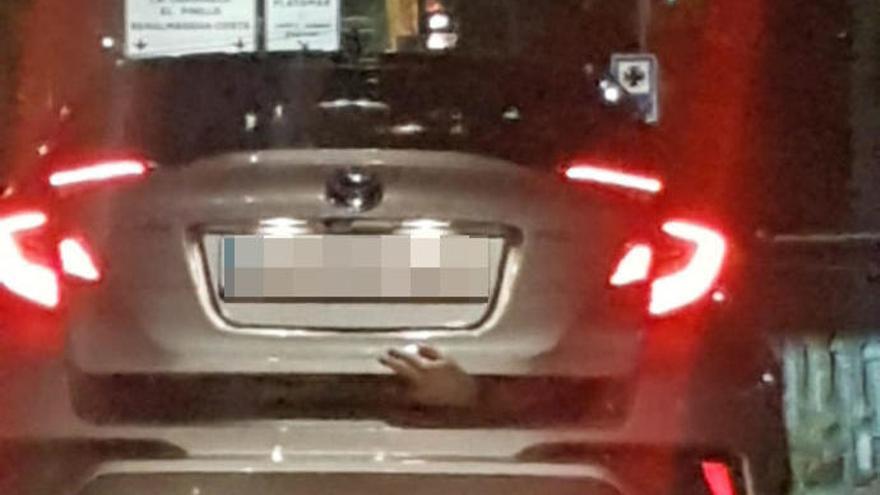 Una mano misteriosa sorprende en la autovía.