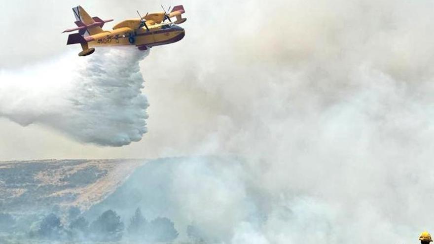 Un avión descarga agua sobre el incendio de Lobeira