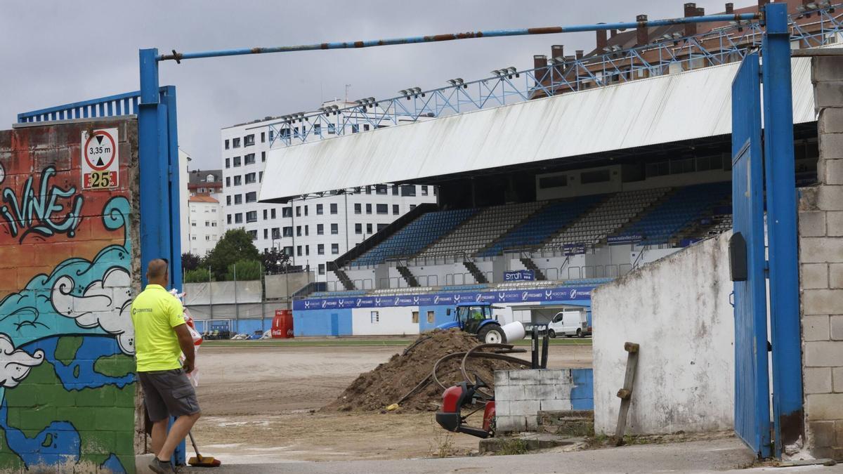 Obras de cambio de césped en el estadio Suárez Puerta de Avilés, en una imagen de archivo.
