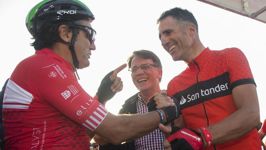 Indurain saluda a Claudio Chiapucci en una imagen de 2018.