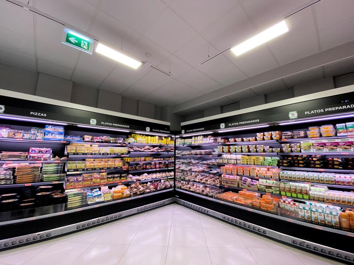 Neveras con platos preparados en un supermercado.