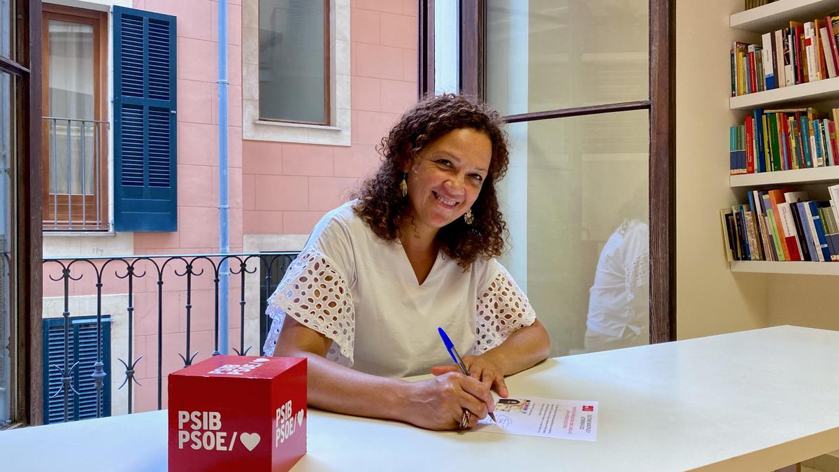 Catalinca Cladera, en la sede del PSIB, firmando la carta remitida a la militancia donde anuncia que será candidata al Consell.