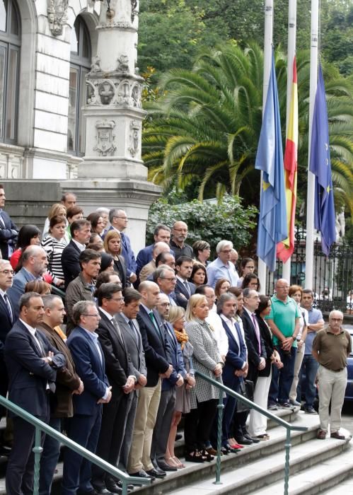 Cinco minutos de silencio ante la Junta General del Principado