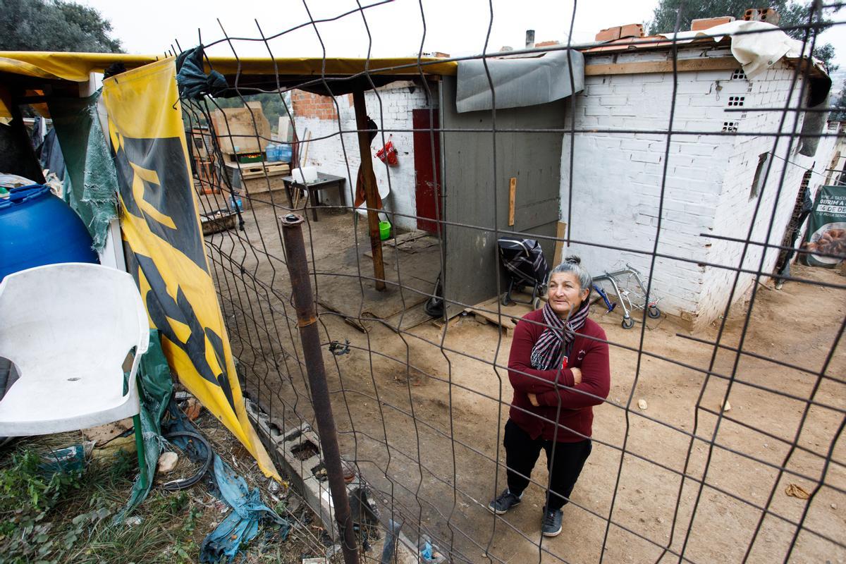 Ramona vive en la otra chabola habitada en el solar de Les Fonts (Terrassa) y su hijo cumple pena de cárcel por secuestrar y agreder sexualmente a una chica en este lugar en octubre de 2019.