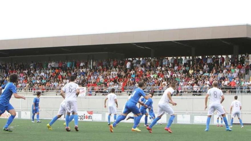 Una vista de la grada de Os Remedios en el partido del pasado domingo entre el UD Ourense y el Ribadavia Atlético.