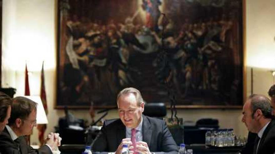 El presidente Fabra, durante una reunión con Moragues y altos cargos de Hacienda.