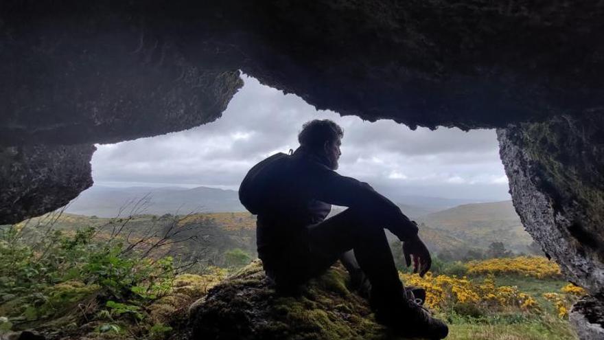 El historiador Calros Solla, en una imagen reciente en la Cova dos Mouros.