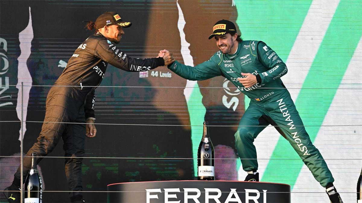 Hamilton y Alonso, segundo y tercero, respectivamente, en el podio de Australia