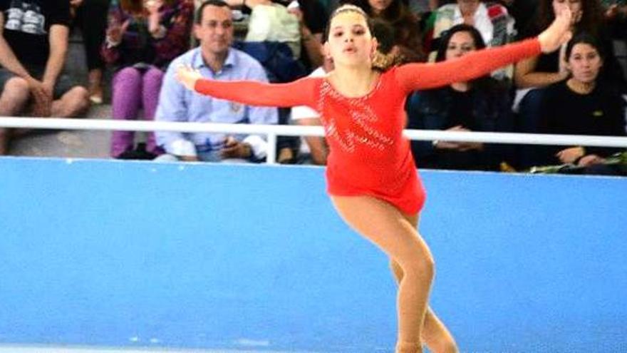 Una competidora en el torneo celebrado en el pabellón de Romarigo.