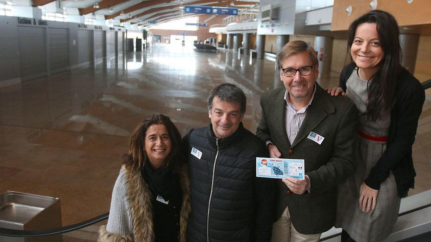 Ángela Fontana (izq.), Chicho Marín, Jose Aldecoa y María Piédrola, este miércoles en la terminal de cruceros donde se celebrará el almuerzo.