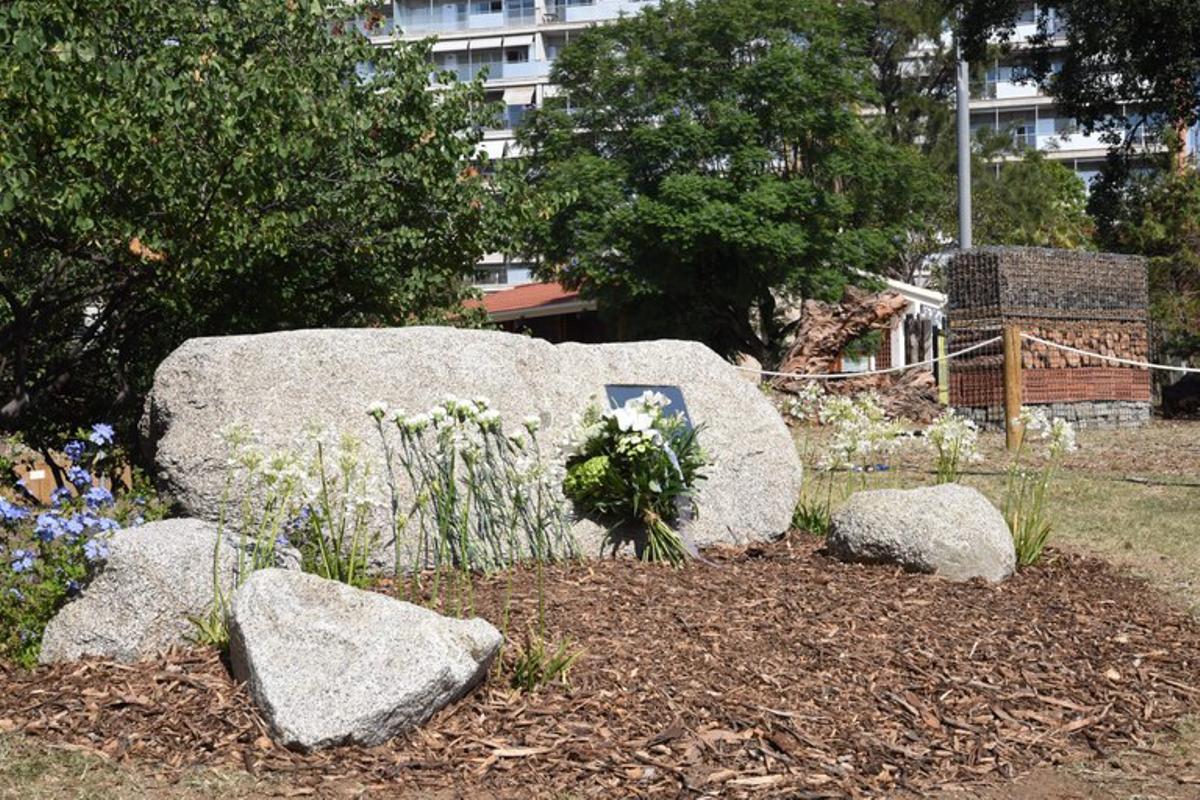 Imagen del monolito en honor a las víctimas de ETA en el Parc Central de Mataró