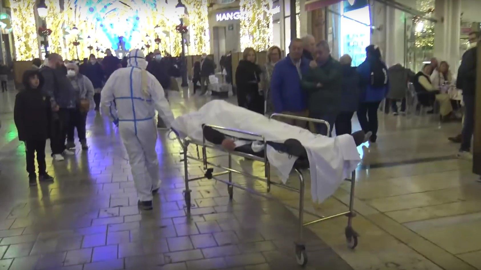 El enfermero y artista Jorge Galán pasea un 'muerto' por las calles de Málaga