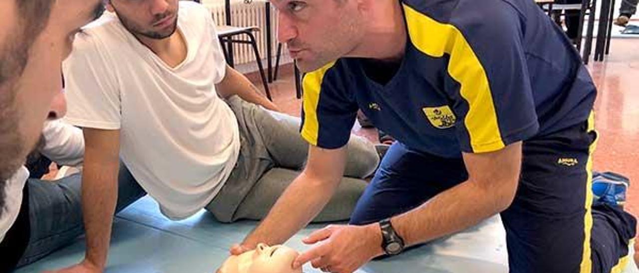 Francisco Ferreira durante la clase práctica de primeros auxilios.