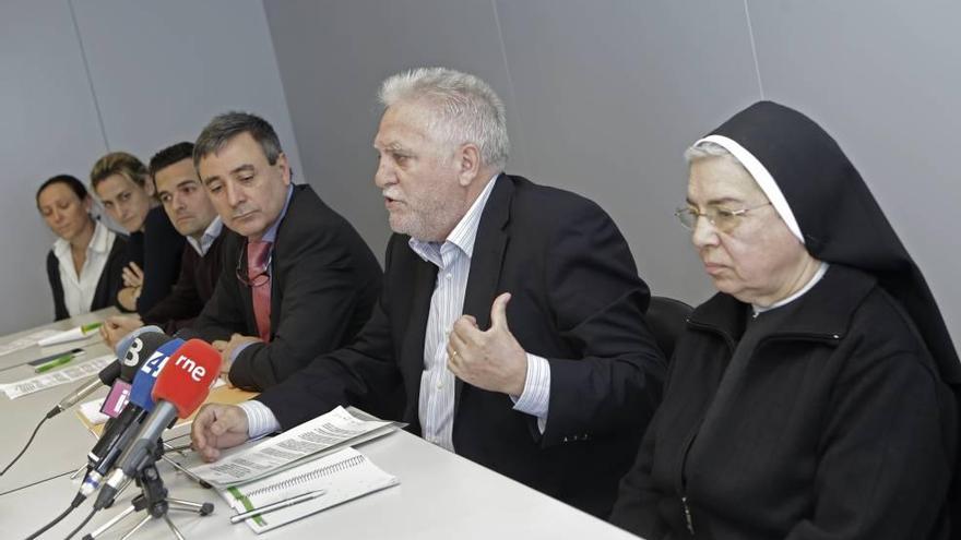 El presidente de Escola Católica, Bernat Alemany, con reprentantes de dos colegios concertados.