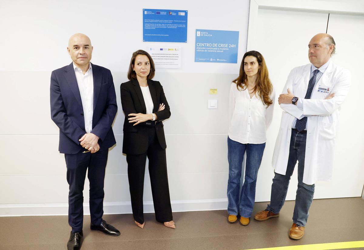 Barba, a la izquierda, con el director asistencial del Área Sanitaria de Vigo y trabajadoras del centro de crisis.