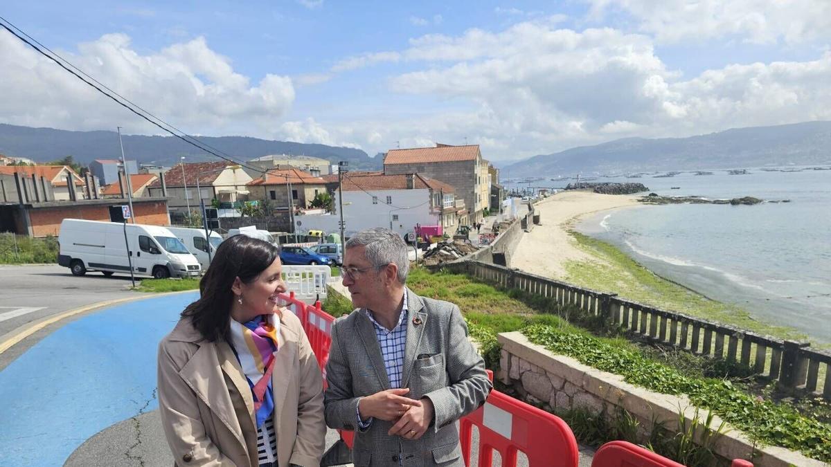 El secretario de Estado, Hugo Morán, con la alcaldesa de Moaña, Leticia Santos, en la visita en abril a la zona de O Con