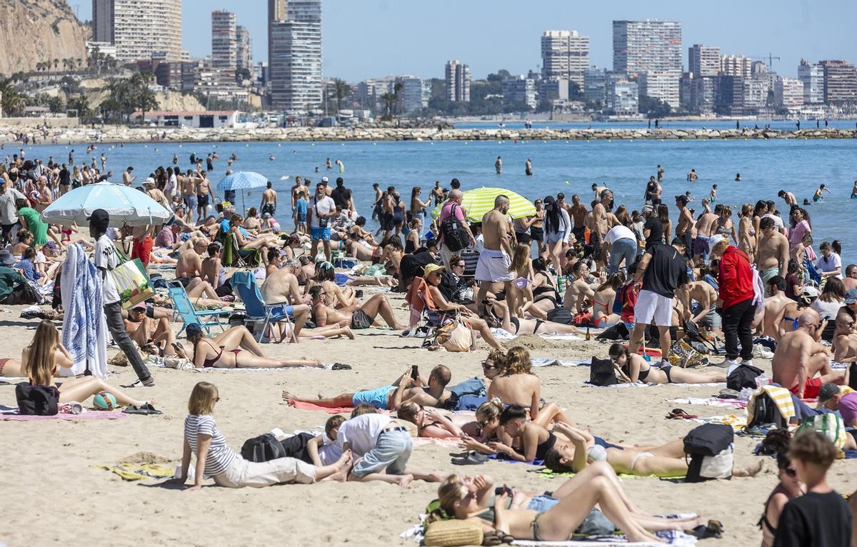 Playa del Postiguet de Alicante.