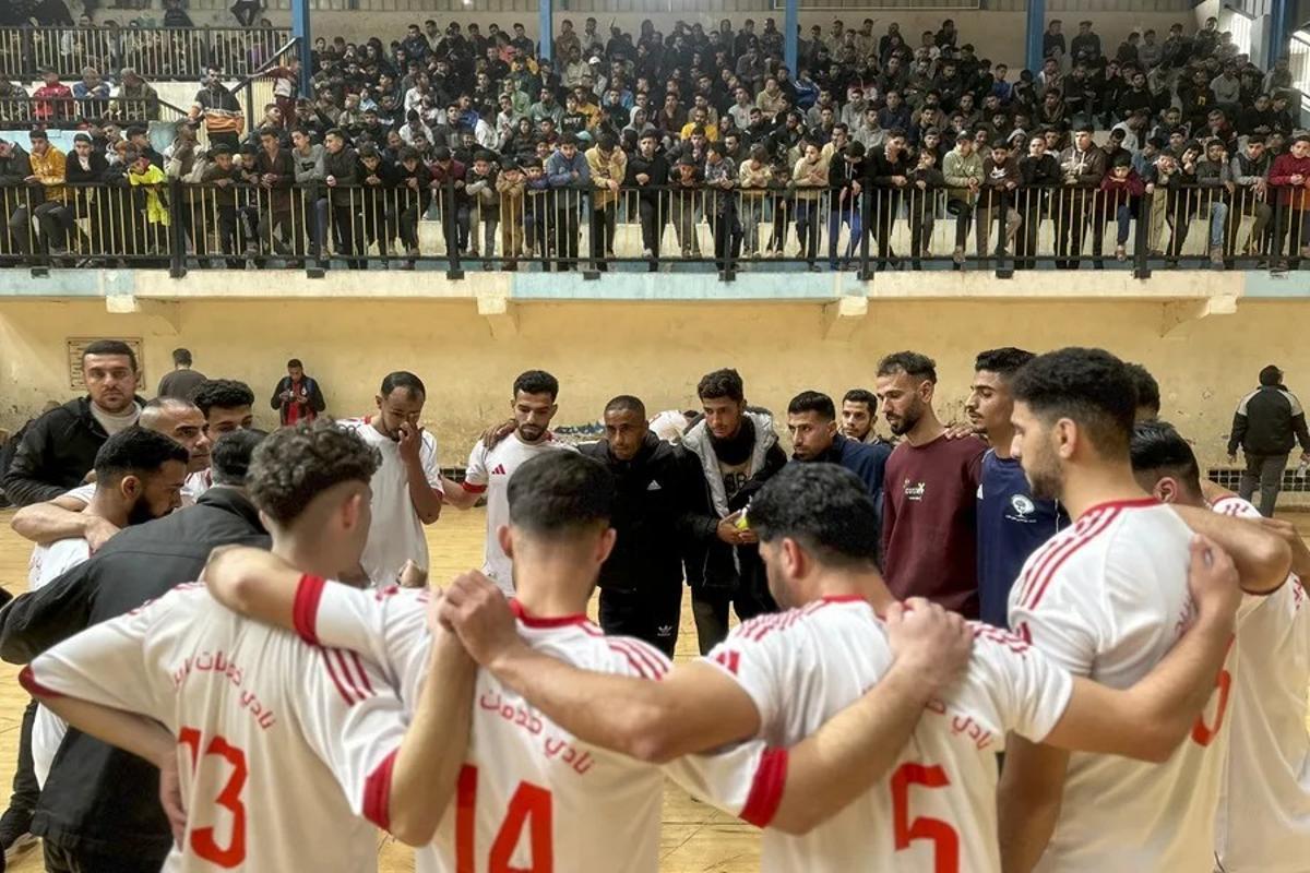 En la ciudad de Nuseirat, en el centro de la Franja de Gaza, tras más de dos años sin campeonatos de fútbol por la ofensiva de Israel, el balón volvió a correr en un torneo de fútbol 5