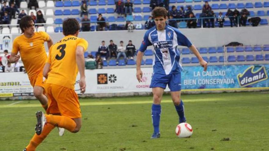 Dani Fernández conduce el balón en el campo de El Collao en el partido frente al Alicante.