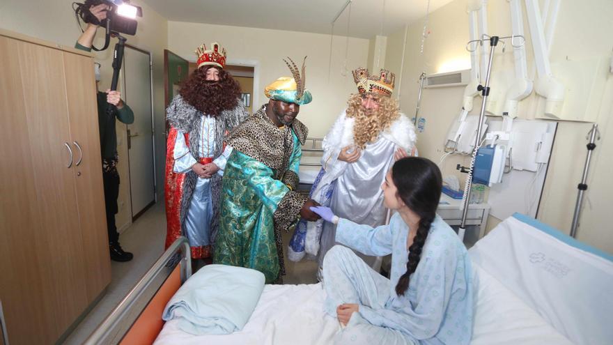 Los Reyes Magos visitan el Materno de A Coruña