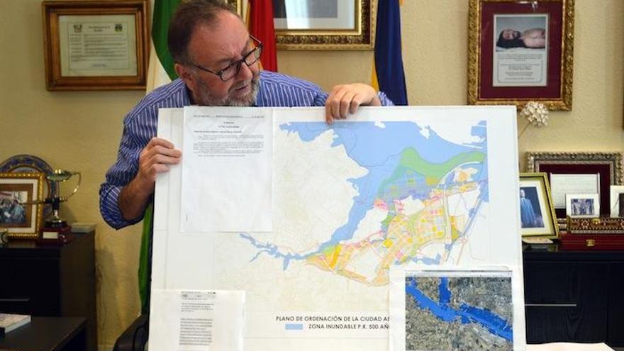 El alcalde, Joaquín Villanova, muestra los planos del proyecto.