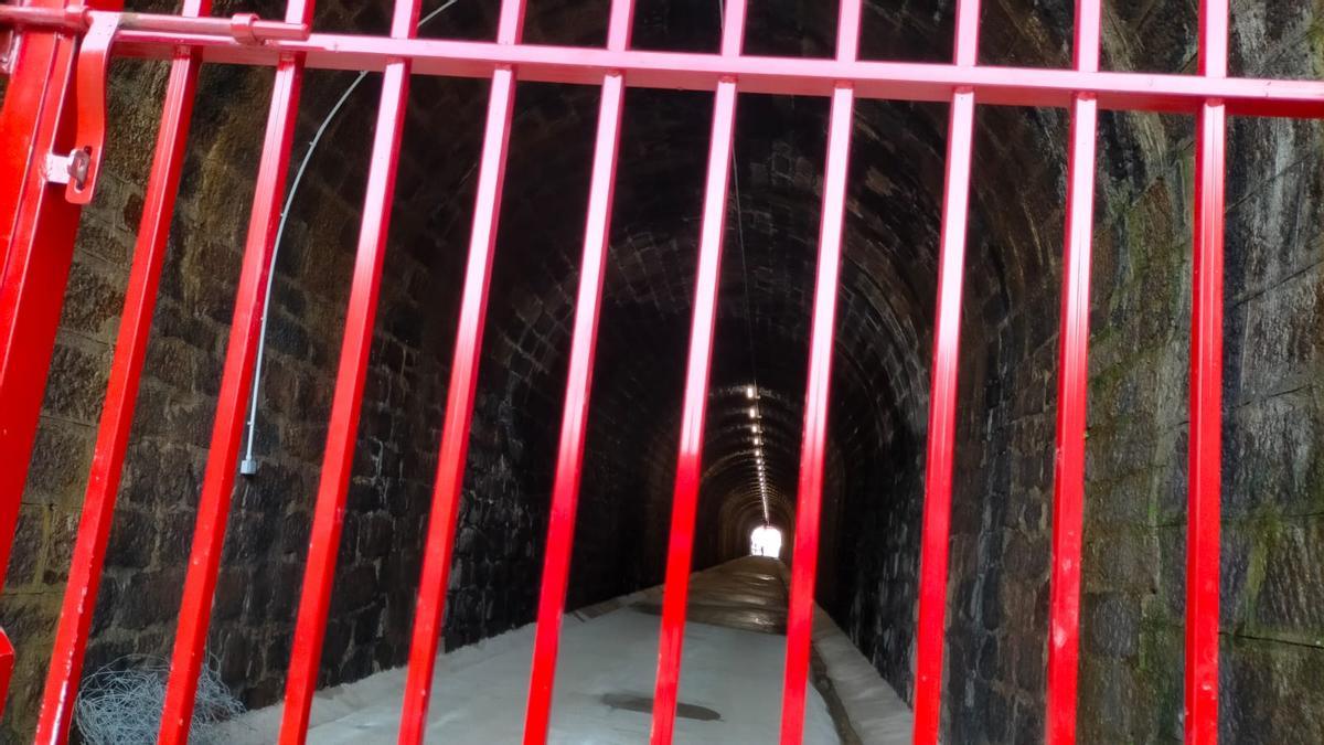 Luz en el túnel de San Lázaro, parte de la vía verde de Plasencia.