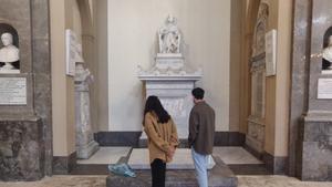 Dos personas contemplan la tumba del juez más emblemático de Italia, Giovanni Falcone, en Palermo.