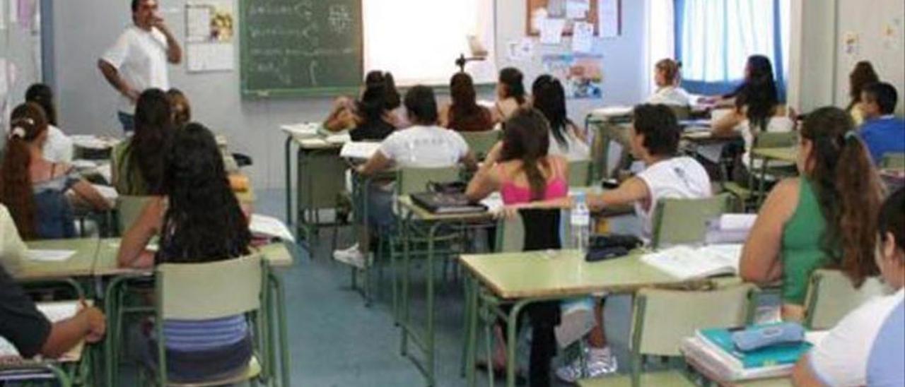 Un profesor imparte una clase en un aula.