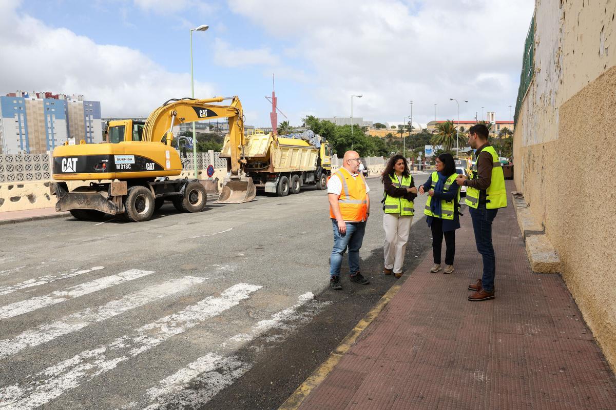 Carolina Darias durante la visita al inicio del asfaltado de la avenida de Escaleritas.