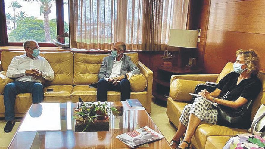 Casimiro Curbelo (i), Santiago Sesé y Lola Pérez, en la reunión de ayer.