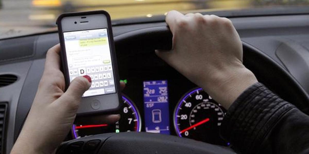 Las distracciones al volante, como la de usar el teléfono móvil mientras se conduce, es la principal causa de accidente.