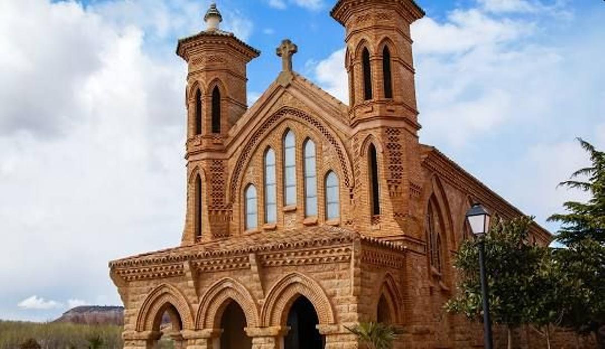 La iglesia del Salvador, de estilo modernista, de Villaspesa (Teruel) con una torre más alta que otra.