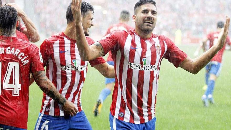 Carmona celebra bajo la lluvia el gol del Sporting, con Sergio Álvarez detrás y Rubén García, de espaldas.