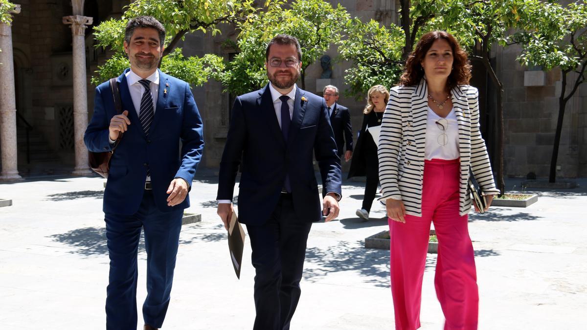 El president del Govern, Pere Aragonès; amb el vicepresident, Jordi Puigneró; i la consellera Laura Vilagrà, abans de la reunió del Consell Executiu extraordinari per aprovar el decret que ha de blindar el català a les aules