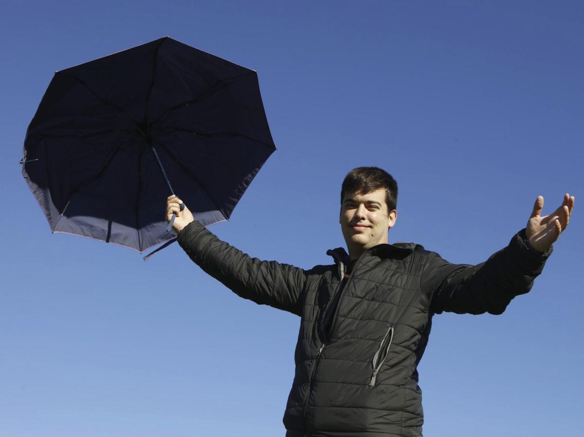 Die Daten auf seiner Website werden automatisch aktualisiert. Àngel Muñoz hat reichlich Zeit, das Wetter zu genießen.  | FOTO: NELE BENDGENS