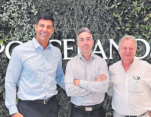 Victor Riccio, Manuel Llorens y Antonio Ballester, en el ‘showroom’ de Porcelanosa.