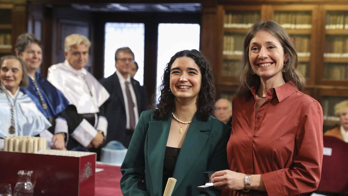 Ana Cuetos recibe su premio que le entrega Lorena Busto