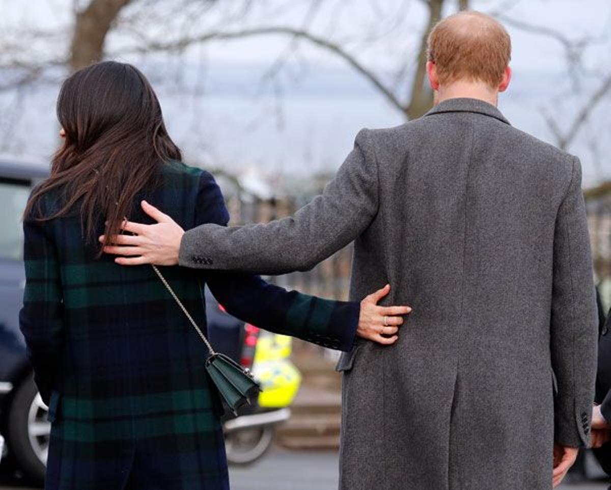 Meghan Markle con abrigo de Burberry y bolso de Strathberry junto al príncipe Harry en Edimburgo