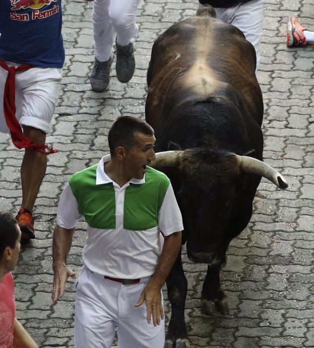 Una manada de toros de la ganadería de Fuente Ymbro, que se ha ido estirando en el recorrido hasta romperse en la calle Estafeta, ha creado emoción en el primer encierro de los Sanfermines de 2016.