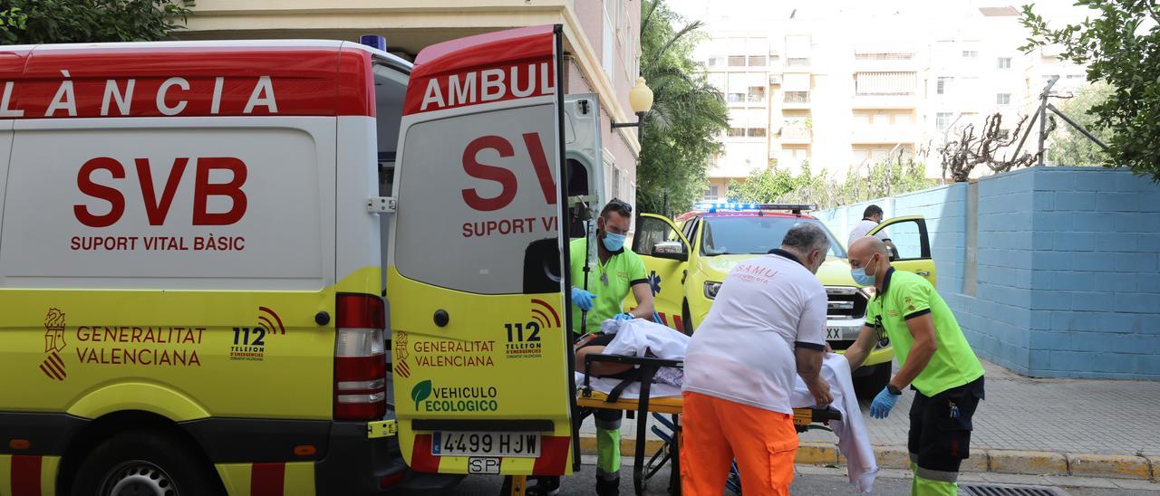 Una ambulancia atiende una urgencia en la provincia.