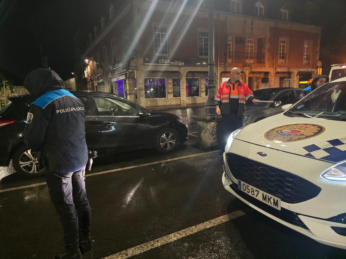 Retirada de vehículos en la zona del mercado ambulante de Vilagarcía durante el montaje de los puestos. Retirada de vehículos en la zona del mercado ambulante de Vilagarcía durante el montaje de los puestos.