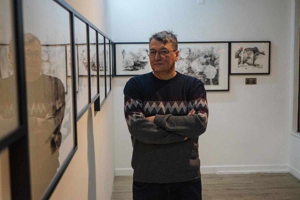 Juan Fuster, en la sala Liquid Gold Studios de Londres, donde expone sus dibujos