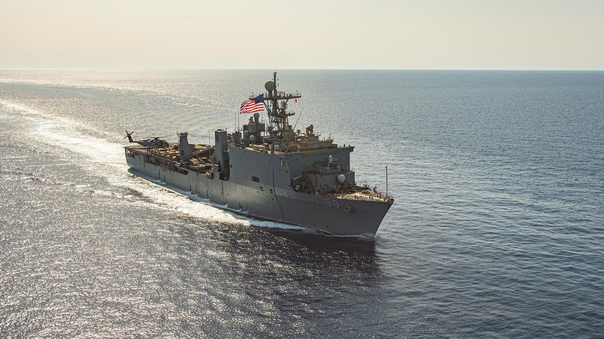 Un buque de guerra estadounidense en el mar Rojo.